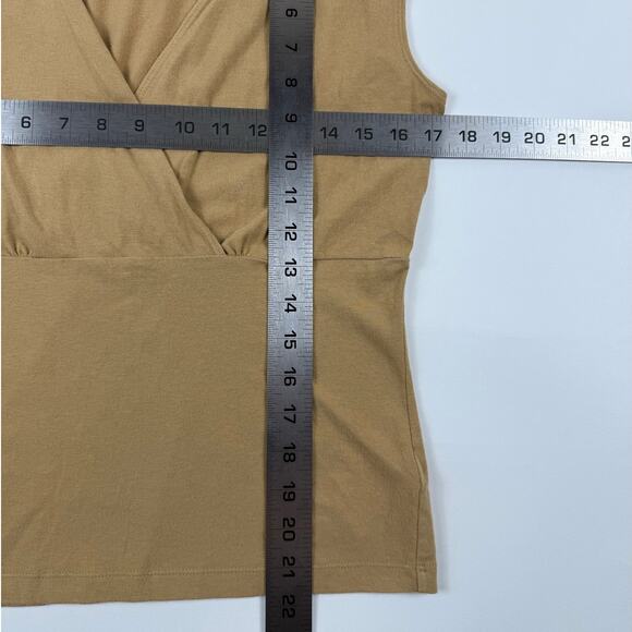 Women's Y2K Tan Wrap Style Fitted Cap Sleeve Silhouette Top | New York & Company - Picture 4 of 7